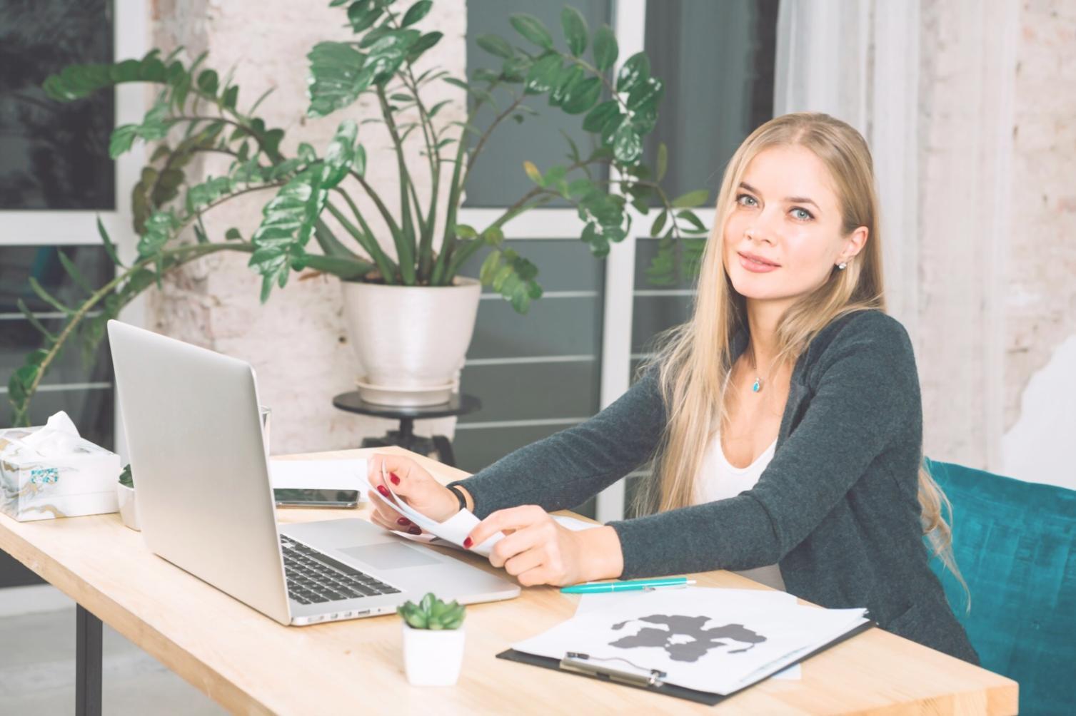 Étudiants en formation pratique sur consolidation budgétaire